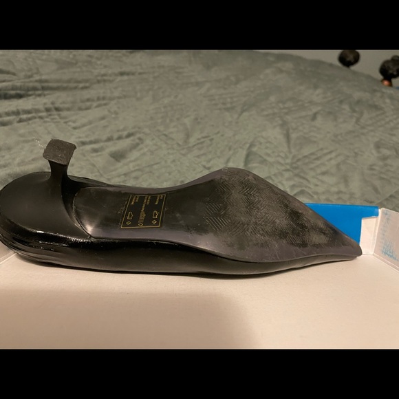 Womens Shoe - Picture 2 of 4